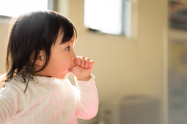 指しゃぶりをする子供