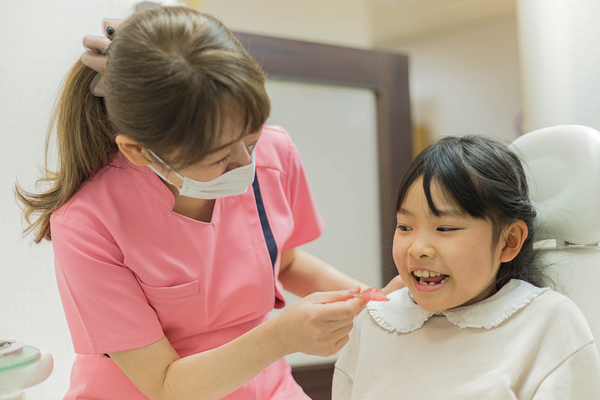 子供のマウスピース矯正の様子