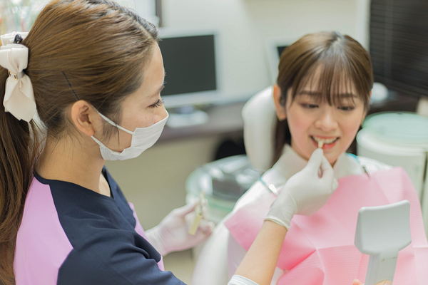 歯の白さを確かめる女性