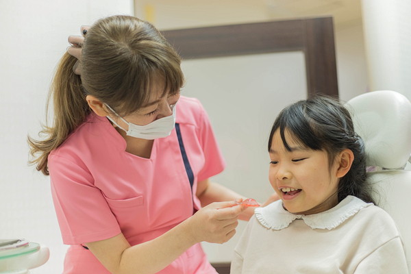 笑顔の子供と先生